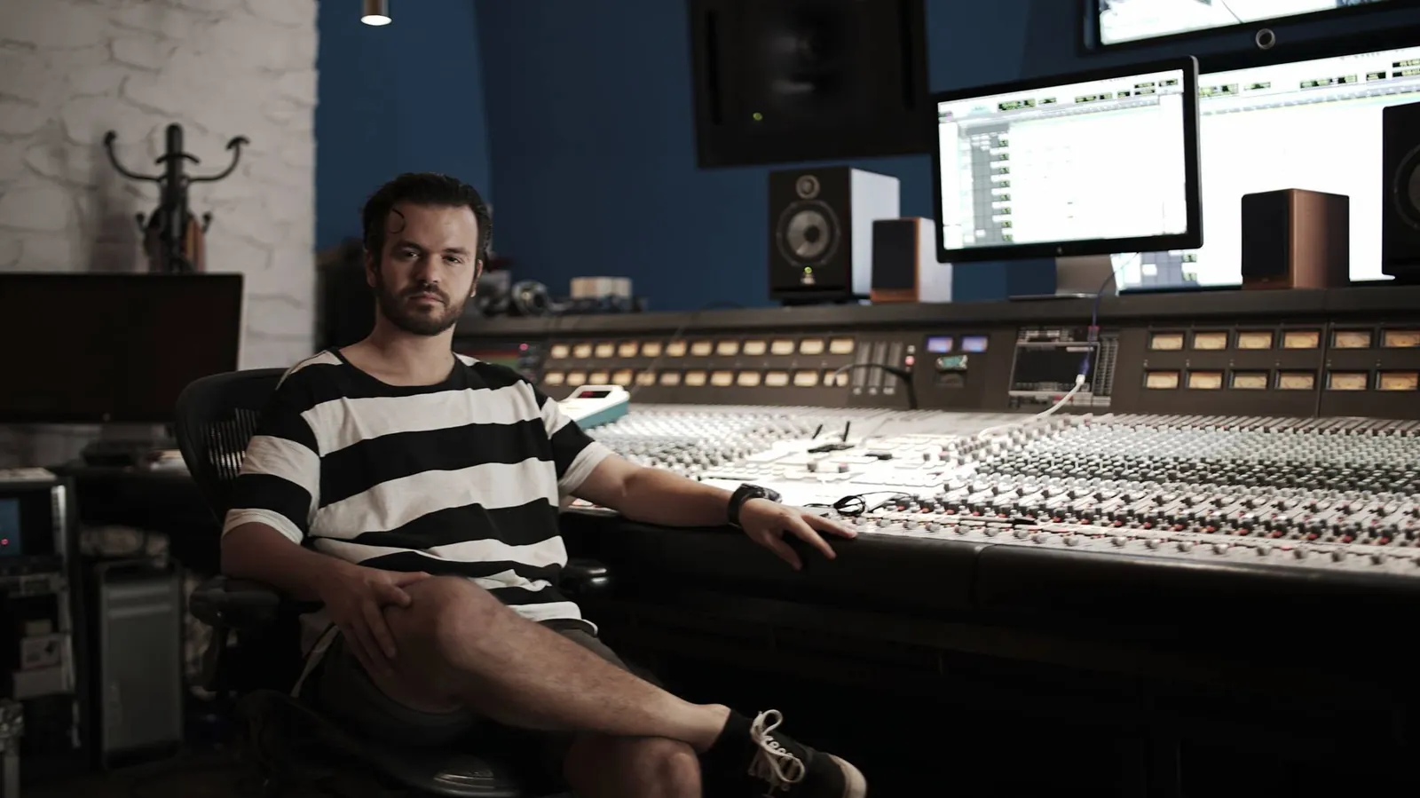 Fabrizio Pan seduto alla console Neve dello studio