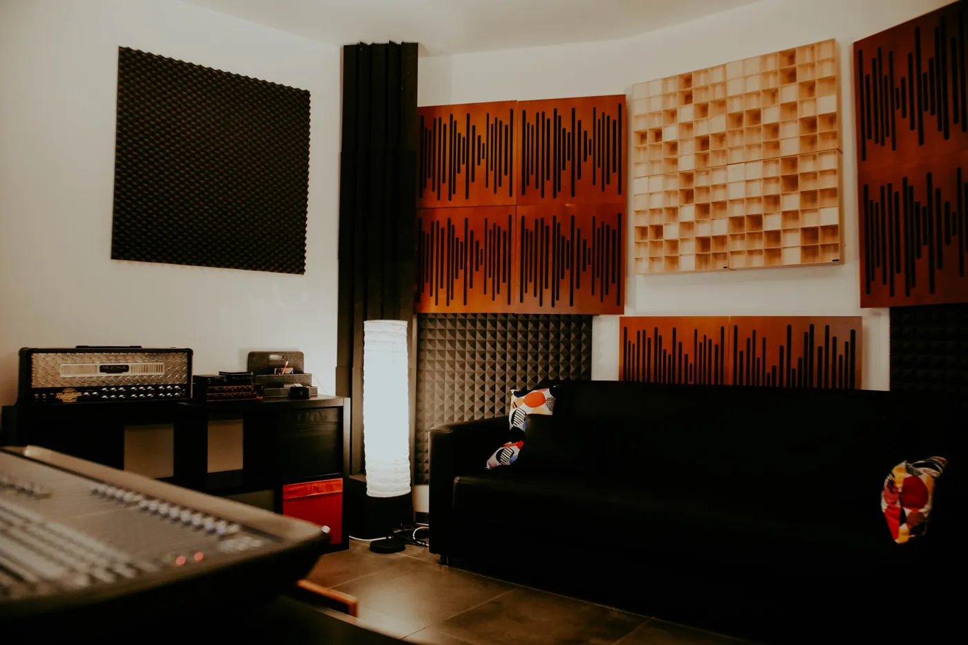 La sala relax dello studio con pannelli acustici e testate