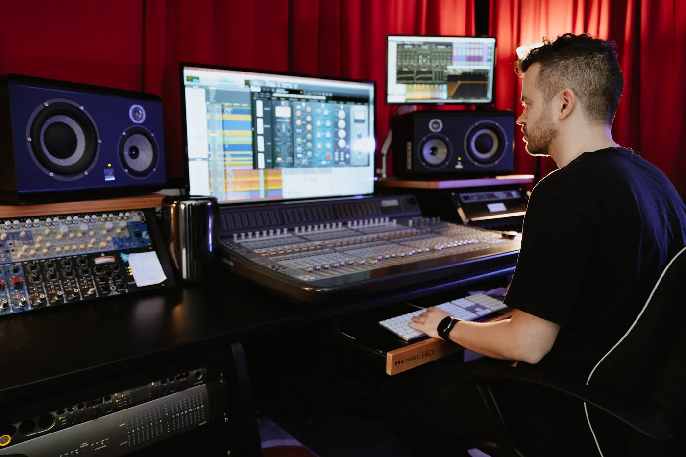 Fabrizio Pan al mixer dello studio PAN MUSIC